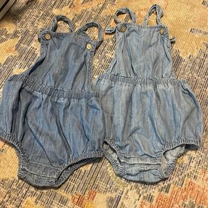 Old Navy chambre baby romper- size 12-18 months (2 of them)